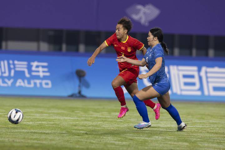 蒙古女足在比赛中表现引发球迷狂热